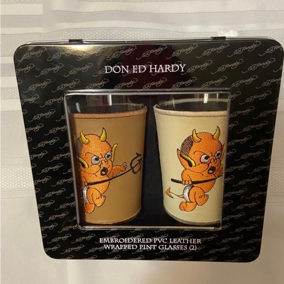 Don Ed Hardy Embroidered PVC Leather
Wrapped Glasses Gift Set Metal Storage Tin - Picture 5 of 10